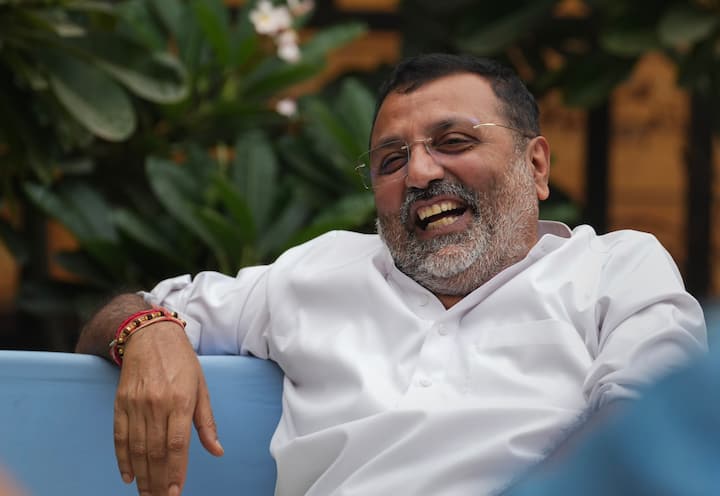 महुआ मोइत्रा को लेकर निशिकांत दुबे ने आगे कहा कि इस देश में ऐसा नहीं चल सकता कि आप एक तरफ चोर हैं, भ्रष्टाचारी हैं...किसी का पैसा लेकर किसी के खिलाफ अपने आप को ईमानदार बनाने की कोशिश कर रहे हैं.