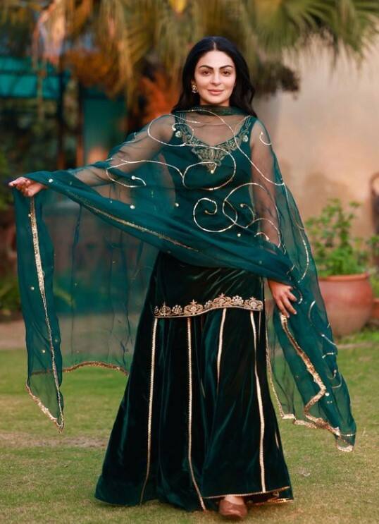 ਇਸ ਵੀਡੀਓ ਵਿੱਚ ਨੀਰੂ ਬਾਜਵਾ ਜਨਤਾ ਕੋਲੋਂ ਮਾਫ਼ੀ ਮੰਗਦੀ ਹੋਈ ਵਿਖਾਈ ਦੇ ਰਹੀ ਹੈ। ਆਖਿਰ ਨੀਰੂ ਬਾਜਵਾ ਨੇ ਪ੍ਰਸ਼ੰਸਕਾਂ ਕੋਲੋਂ ਮਾਫ਼ੀ ਕਿਉਂ ਮੰਗੀ ਜਾਣਨ ਲਈ ਪੜ੍ਹੋ ਪੂਰੀ ਖਬਰ...