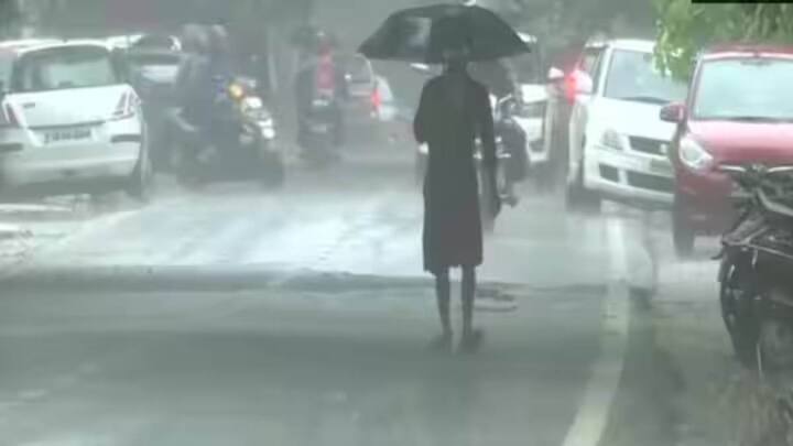 मौसम केंद्र (जयपुर) ने सोमवार को बताया कि 20 फरवरी को जोधपुर, अजमेर, जयपुर और भरतपुर संभाग में कहीं-कहीं मेघ गर्जन के साथ हल्की बारिश की संभावना है. इस दौरान भरतपुर संभाग में एक-दो स्थानों पर ओलावृष्टि के आसार हैं.