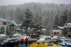 Kashmir Snowfall: कश्मीर के कई इलाकों में भारी बर्फबारी, तस्वीरों में देखें खूबसूरत नजारा