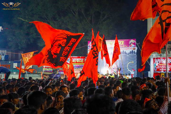 शिवाजी चौकामध्ये पाळणा कार्यक्रमासाठी शिवप्रेमी मोठ्या प्रमाणात गर्दी केली होती महिलांची उपस्थिती ही लक्षणीय होती.  (फोटो सौजन्य : प्रवीण गायकवाड)