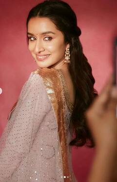 Shraddha Kapoor: ਸ਼ਰਧਾ ਕਪੂਰ ਦੀ ਸਾਦਗੀ ਦੇਖ ਕੇ ਹਜ਼ਾਰਾਂ ਦਿਲ ਹੋਏ ਜ਼ਖਮੀ, ਚਿਹਰੇ ਦੀ ਮਾਸੂਮੀਅਤ ਦੇਖ ਰੁਕ ਜਾਣਗੀਆਂ ਨਜ਼ਰਾਂ