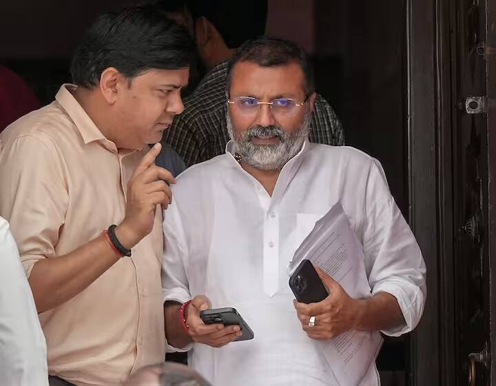 આ સાથે તેણે કહ્યું કે મહુઆએ થોડા રૂપિયા માટે દેશની સુરક્ષા ગીરવે મૂકી છે, તેથી જ મારે મહુઆ સામે જવું પડ્યું. જ્યારે નીતિશાસ્ત્રની સમિતિએ મને સાક્ષી તરીકે બોલાવ્યો ત્યારે મેં તમામ પુરાવા પણ આપ્યા.