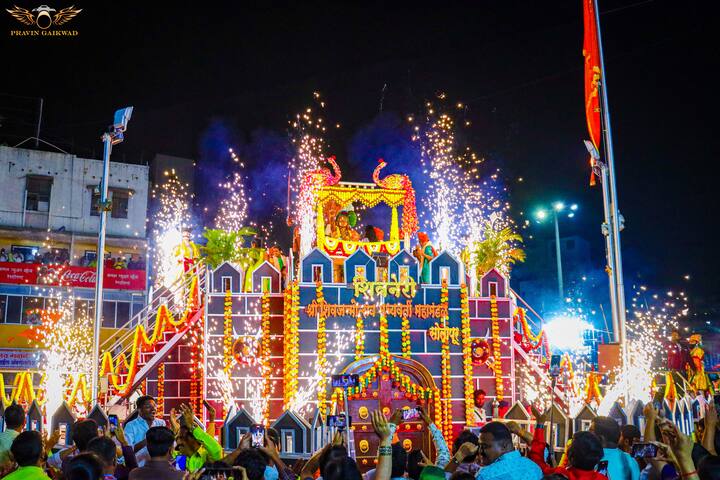 या पाळणा सोहळ्यास प्रमुख पाहुणे म्हणून जिजाऊ मासाहेबांच्या सिंदखेड राजा येथील वंशज संगीताराजे शिवाजीराजे जाधवर, कोंढाणा किल्ला आपल्या तलवारीच्या जोरावर सर करणारे सरसेनापती तानाजी मालुसरे यांचे वंशज शीतल मालुसरे, रायबा मालुसरे, दुर्ग अभ्यासक प्रशांत साळुंखे यांसोबतच अजून  प्रमुख मंडळी आले होते. (फोटो सौजन्य : प्रवीण गायकवाड)