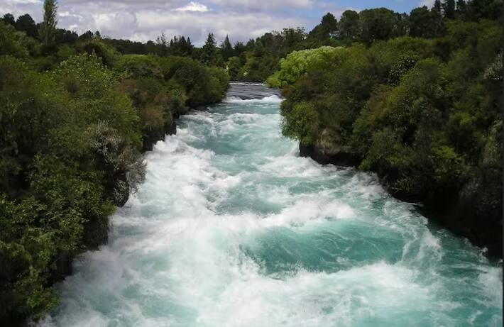 ਦੁਨੀਆ ਦੀਆਂ ਸਭ ਤੋਂ ਵੱਡੀਆਂ ਨਦੀਆਂ 'ਚ ਗਿਣੀ ਜਾਣ ਵਾਲੀ ਬ੍ਰਹਮਪੁੱਤਰ ਦੀ ਡੂੰਘਾਈ ਦੀ ਗੱਲ ਕਰੀਏ ਤਾਂ ਇਹ ਨਦੀ 124 ਫੁੱਟ ਡੂੰਘੀ ਹੈ। ਇਸ ਦੀ ਵੱਧ ਤੋਂ ਵੱਧ ਡੂੰਘਾਈ 380 ਫੁੱਟ ਹੈ। ਇਸ ਦਾ ਸਭ ਤੋਂ ਡੂੰਘਾ ਬਿੰਦੂ ਤਿਨਸੁਕੀਆ, ਅਸਾਮ ਵਿੱਚ ਹੈ।