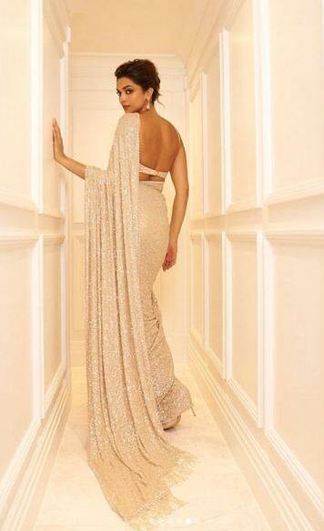 ਸਮੋਕੀ ਅਤੇ ਨਿਊਡ ਮੇਕਅਪ ਨਾਲ ਮੈਚ ਕਰਦੇ ਹੋਏ ਦੀਪਿਕਾ ਪਾਦੂਕੋਣ ਨੇ ਆਪਣੇ ਵਾਲਾਂ ਨੂੰ ਮੈਸੀ ਬਨ ਵਿੱਚ ਬੰਨ੍ਹਿਆ ਹੈ।