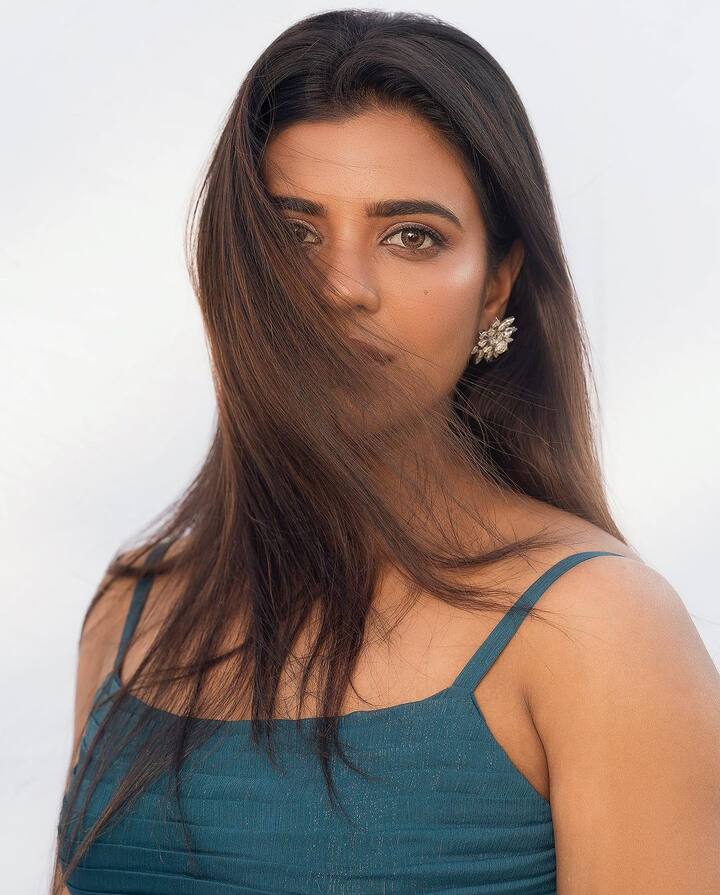 హెయిర్ లీవ్ చేసి.. చెవులకు పువ్వుల్లాంటి ఝుంకాలు పెట్టి తన లుక్​ని సెట్ చేసుకుంది. మధ్య పాపిడి తీసి.. మినిమల్ మేకప్​ లుక్​తో ఫోటోలకు ఫోజులిచ్చింది.(Images Source : Instagram/aishwaryarajessh)