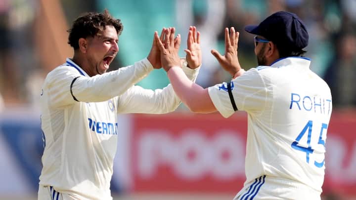 कुलदीप यादव इस मैच के तीसरे दिन सबसे बड़ा टर्निंग प्वाइंट लाया. उन्होंने खतरनाक दिख रहे इंग्लिश बल्लेबाज बेन डकेट को 153 रनों पर आउट किया. उनके इस विकेट के बाद इंग्लैंड की टीम बैक फुट पर आ गई और पूरे मैच में वापसी नहीं कर पाई.