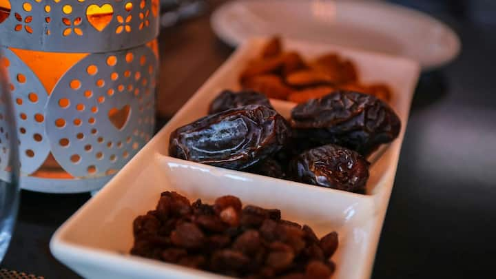 Dry Fruits: কোন কোন ড্রাই ফ্রুটস খেলে ওজন কমাতে সাহায্য করে একনজরে দেখে নেওয়া যাক।