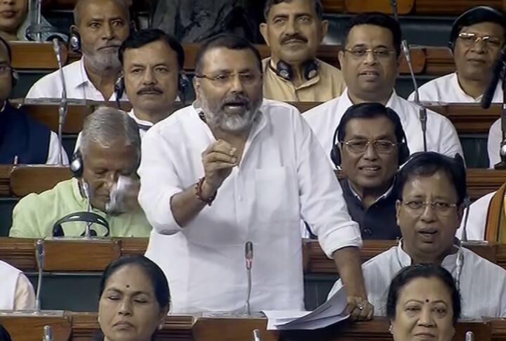 निशिकांत दुबे से जब पूछा गया कि आपको प्रधानमंत्री मोदी से क्या क्या सीखने को मिला है तो इस पर उन्होंने कहा पीएम मोदी ने मुझे बुलाया और मुझसे पूछा कि मेरे ऊपर कितने केस दर्ज हैं? तो इस पर मैंने हंस कर कहा कि 42 हैं, लेकिन इससे क्या फर्क पड़ता है? इस पर पीएम ने कहा कि फर्क पड़ता है, आपको बाहर जाकर कहना है कि आपको केस से फर्क पड़ता है.