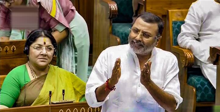 इसके साथ ही उन्होंने कहा कि महुआ ने देश की सुरक्षा को चंद पैसों के लिए गिरवी रख दिया, इस कारण से महुआ के खिलाफ मुझे जाना पड़ा. कमेटी ऑफ एथिक्स ने जब मुझे गवाह के रूप में बुलाया, तब मैंने सारे प्रमाण भी दिए.