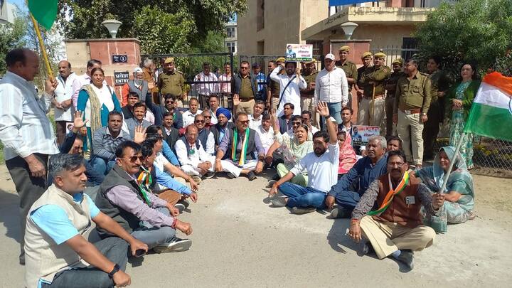 Udaipur protest against Congress Bank Accounts Freeze case warning for national level agitation ann Udaipur Congress Protest: बैंक खाते फ्रीज करने के विरोध में उदयपुर में सड़कों पर उतरे कांग्रेस कार्यकर्ता, दे डाली चेतावनी