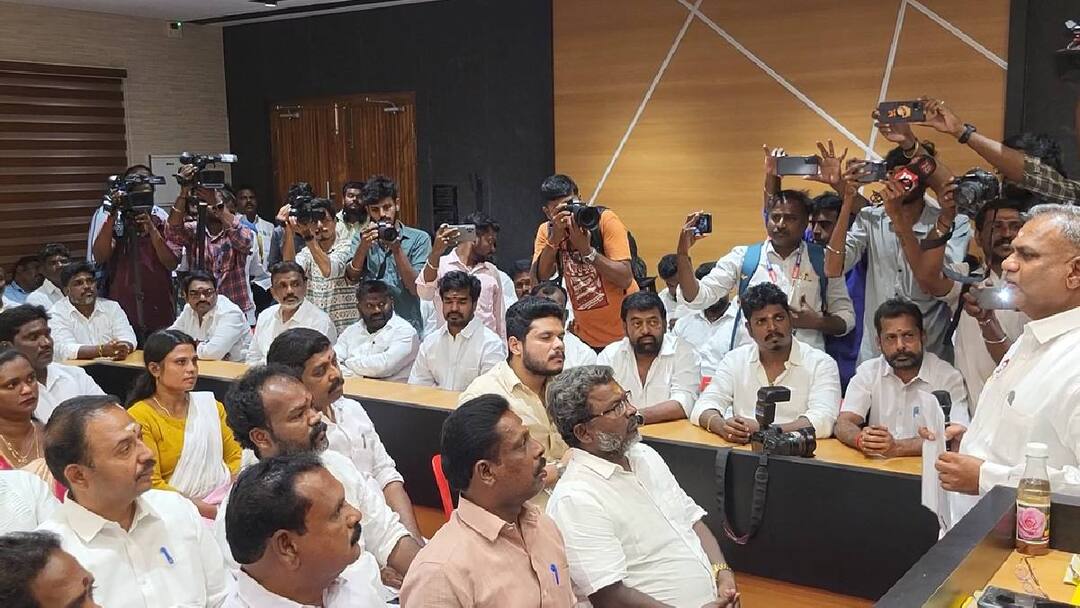 Vijay TVK Meeting: பனையூரில் நடைபெற்ற தமிழக வெற்றிக் கழக ஆலோசனை கூட்டம்.. தோழர்கள் என அழைக்க அறிவுறுத்தல்..