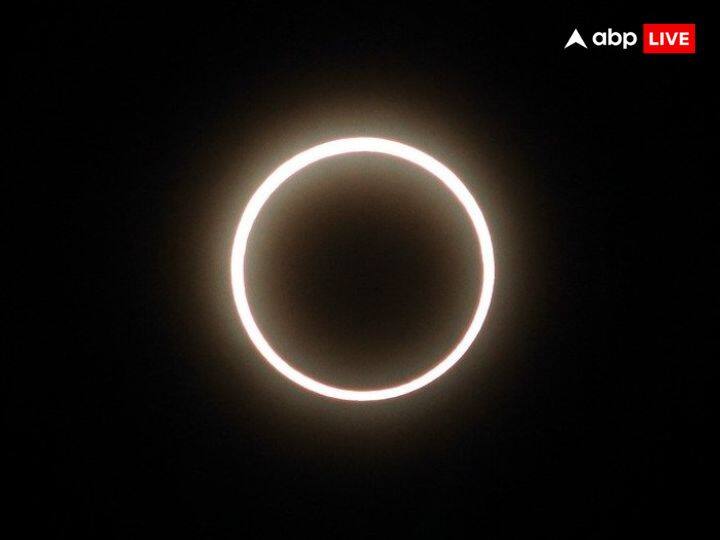 वहीं वलयाकार सूर्य ग्रहण के समय सूर्य रिंग ऑफ फायर की तरह दिखने लगता है. इस दौरान चंद्रमा पृथ्वी से काफी दूर होता है. वलयाकार सूर्य ग्रहण में चंद्रमा सूर्य को पूरी तरह से ढक लेता है.