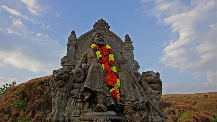 Shiv jayanti 2024 Shivjayanti Chhatrapati Shivaji Maharaj Jayanti 2024 celebration raigad shivneri and all over maharashtra marathi news Shiv Jayanti 2024 : प्रभो शिवाजी राजा! गल्लीपासून दिल्लीपर्यंत शिवजयंतीचा उत्साह, शिवनेरीवर शिवप्रेमींची गर्दी
