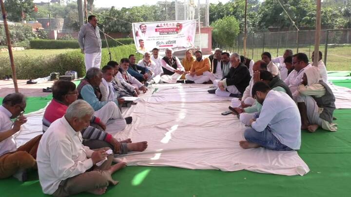 Bharatpur Congress Workers Agitation against Income Tax Department Seized Congress Bank Account ann Bharatpur Congress Protest: भरतपुर में सड़कों पर उतरे कांग्रेस कार्यकर्ता, खाता सीज करने खिलाफ किया प्रदर्शन