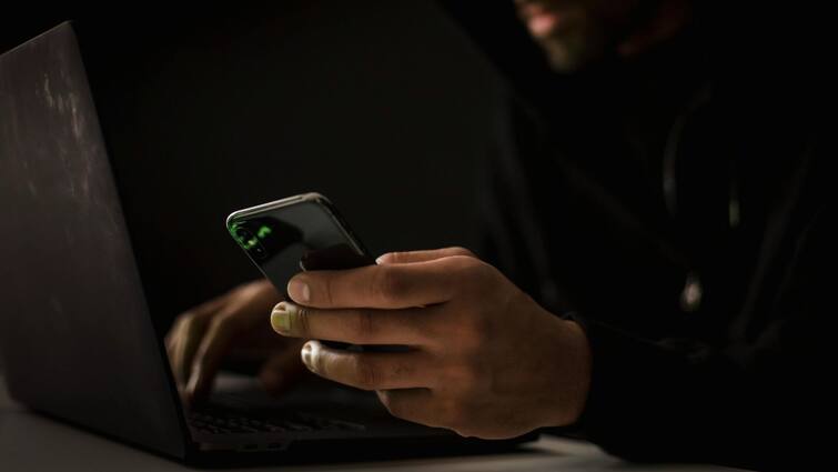 Signs your smartphone may be infected with a malware or virus check the list here Malware Or Virus Attack: আপনার ফোনে নজর রয়েছে প্রতারকদের? কোন কোন লক্ষণ দেখে বুঝবেন?
