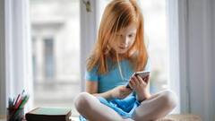 Parenting Tips :  मुलं स्क्रीनवर तासन तास वेळ घालवत आहेत ? होऊ शकतो हा आजार !