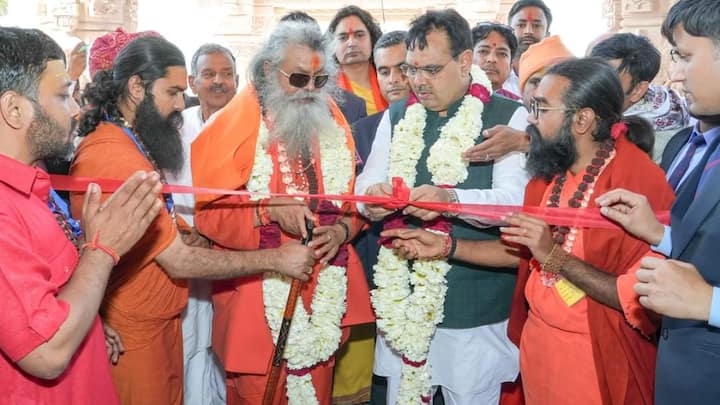 CM Bhajanlal Sharma Visit Shiva Temple: उत्तर प्रदेश के अयोध्या में भगवान श्री रामलला के भव्य मंदिर की प्राण प्रतिष्ठा के बाद देश में एक और भव्य मंदिर की प्राण प्रतिष्ठा आज हो चुकी है.यह दुनिया में एकमात्र ॐ आकार का शिव मंदिर है. जिसका निर्माण पाली जिले की जाडन में स्थित ॐ आश्रम में किया गया है. ॐ आकर का यह मंदिर इतना भाव है कि इसे बनाने में 28 साल लग गए. इस मंदिर की नींव 1995 में रखी गई थी. इस मंदिर को बनाने का श्रेय विश्वदीप गुरुकुल के महामंडलेश्वर महेश्वरानंद महाराज को जाता है. जिन्होंने 408 एकड़ में इस भव्य मंदिर का निर्माण करवाया है.