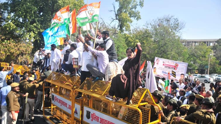 rajasthan congress protest at jaipur against bjp government Ashok Gehlot Sachin Pilot Absent ann Rajasthan Politics: बैंक अकाउंट फ्रीज होने के विरोध में कांग्रेस का प्रदर्शन, जयपुर में कई विधायकों के साथ नेताओं की गिरफ्तारी