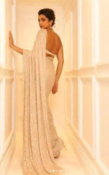 ਇਨ੍ਹਾਂ ਤਸਵੀਰਾਂ 'ਚ ਦੀਪਿਕਾ ਪਾਦੂਕੋਣ ਪਲੇਨ ਸ਼ਿਮਰੀ ਸਾੜ੍ਹੀ 'ਚ ਹੌਟਨੈੱਸ ਦਾ ਜਲਵਾ ਬਿਖੇਰਦੀ ਨਜ਼ਰ ਆ ਰਹੀ ਹੈ, ਜਿਸ 'ਤੇ ਪ੍ਰਸ਼ੰਸਕਾਂ ਵੱਲੋਂ ਜ਼ਬਰਦਸਤ ਰਿਸਪਾਂਸ ਦੇਖਣ ਨੂੰ ਮਿਲ ਰਿਹਾ ਹੈ।