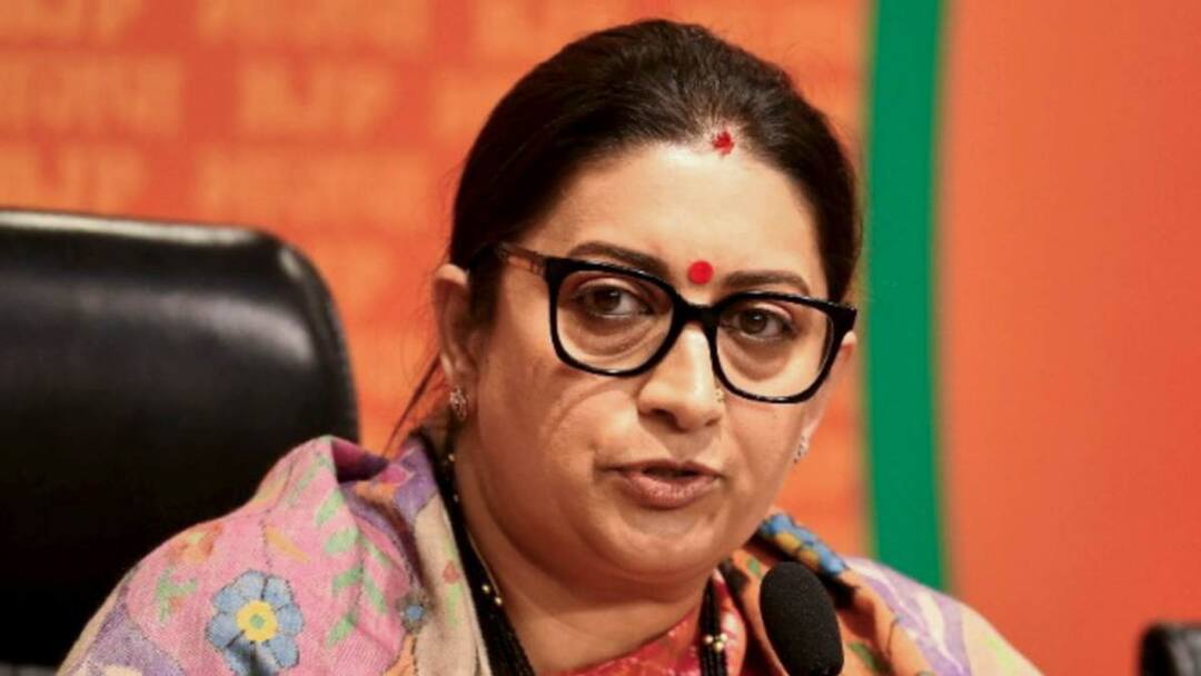 'आप लेखपाल हैं, मालिक नहीं है अमेठी के', जमीन पर कब्जे की शिकायत लेकर पहुंचा शख्स तो अधिकारी पर भड़कीं स्मृति ईरानी Smriti Irani angry on Lekhpal Over Land Grab in UP Amethi Video 'आप लेखपाल हैं, मालिक नहीं है अमेठी के', जमीन पर कब्जे की शिकायत लेकर पहुंचा शख्स तो अधिकारी पर भड़कीं स्मृति ईरानी