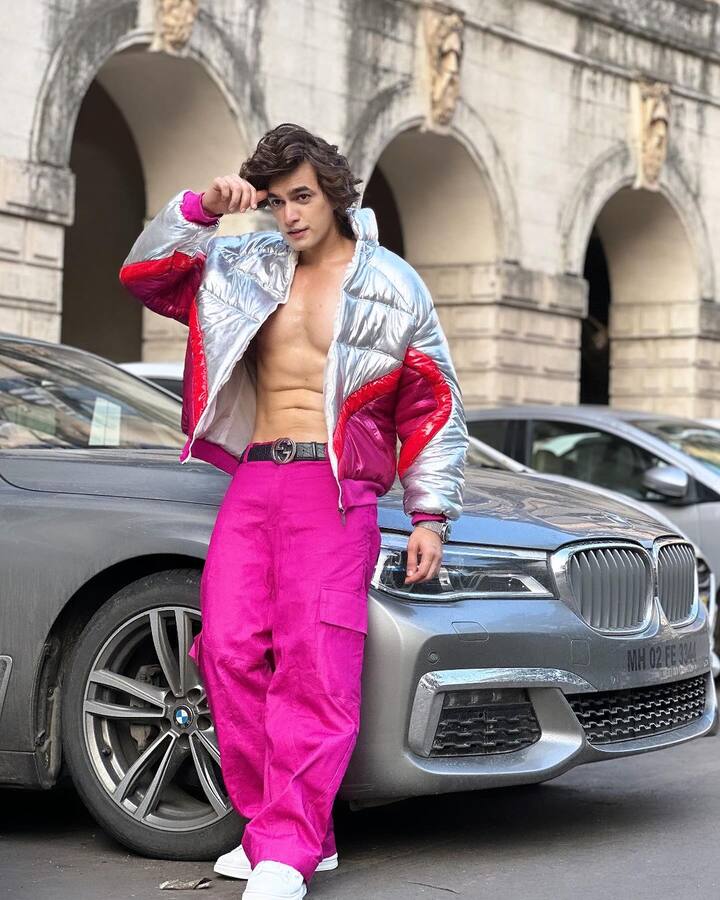 ये रिश्ता क्या कहलाता है फेम एक्टर मोहसिन खान ने जबरदस्त ट्रांसफॉर्मेशन कर लिया है. एक्टर ने खुद को फिट रखने के लिए कड़ी मेहनत करते हैं. वहीं, टीवी के कार्तिक के सिक्स पैक्स उनकी लड़कियों में फैन फॉलोइंग को और भी बढ़ा रहे हैं.