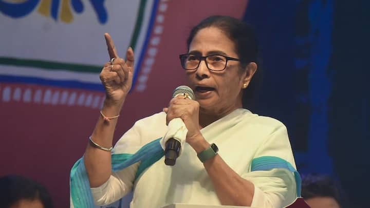 রাজ্য সরকারের একটি অন্যতম প্রকল্প হল এই 'লক্ষ্মীর ভাণ্ডার'। মুখ্যমন্ত্রী মমতা বন্দ্যোপাধ্যায়ের নির্দেশে এবং তত্ত্বাবধানেই এই বিশেষ প্রকল্প চালু করা হয়েছে। এই প্রকল্পের মাধ্যমে বাড়ির মহিলাদের হাতখরচের টাকা জোগাচ্ছে রাজ্য সরকার। ২০২১ সালের ১৬ অগস্ট থেকে চালু হয়েছিল এই প্রকল্প। ২৫ বছর বয়স থেকে শুরু করে ৬০ বছর বয়স পর্যন্ত মহিলারা এই লক্ষ্মীর ভাণ্ডার প্রকল্পে আবেদনের যোগ্য বলে বিবেচিত হন। ছবি- পিটিআই