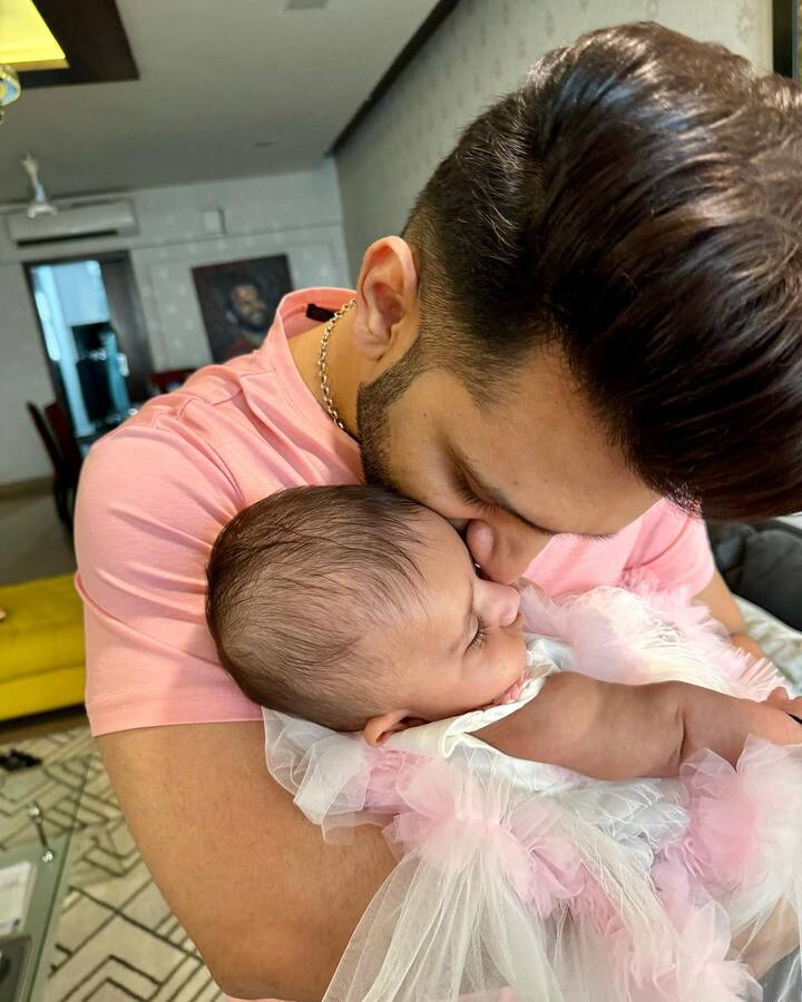 बिग बॉस 14 के फाइनलिस्ट रहे राहुल वैद्य ने अपनी पत्नी दिशा परमार और बेटी नव्या वैद्य के साथ अपनी  तस्वीरें पोस्ट करते हुए अपनी 'दुनिया' की एक झलक शेयर की है.