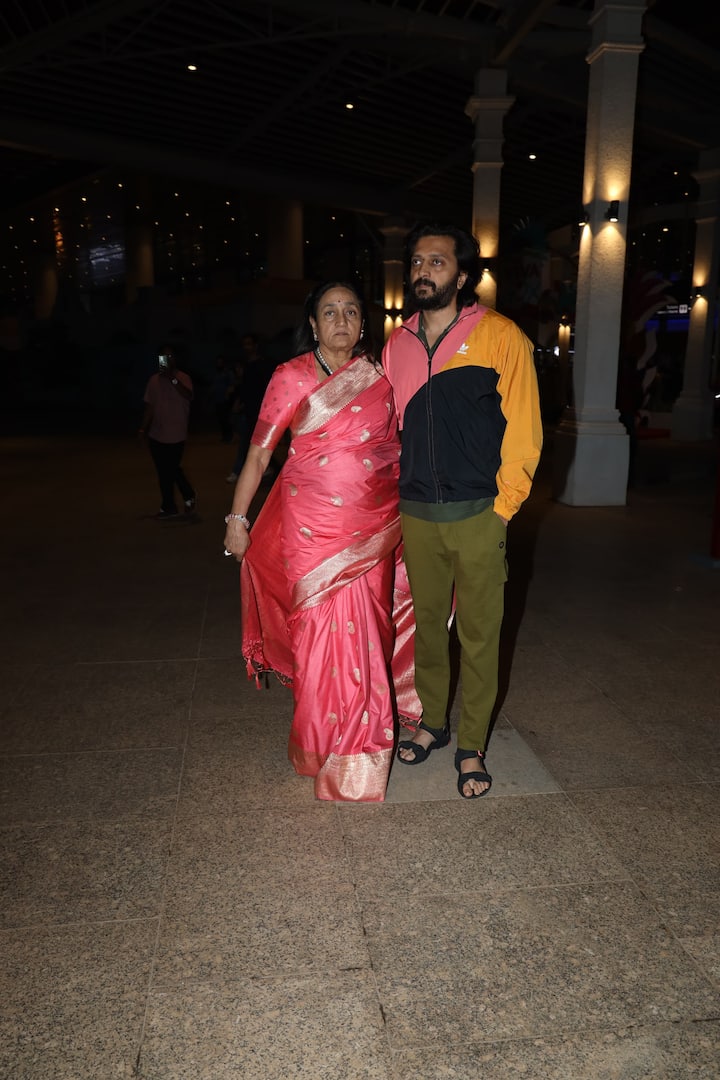 वहीं रितेश देशमुख की मां इस दौरान गुलाबी रंग की बनारसी साड़ी में नजर आई. जो काफी सुंदर लग रही हैं.