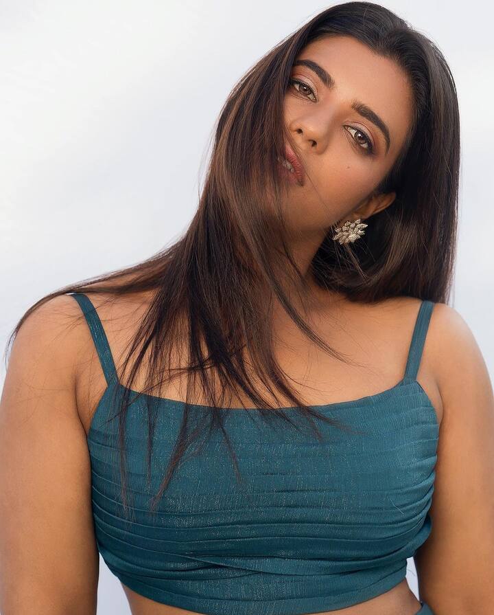 చూసేందుకు ట్రెడీషనల్​గా కనిపించే ఈ భామ.. స్టైలిష్ ఔట్​ఫిట్​లో కూడా చాలా అందంగా కనిపించింది. (Images Source : Instagram/aishwaryarajessh)