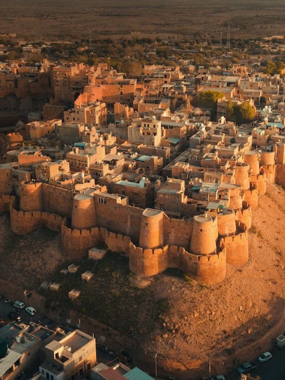 राजस्थान में किस धर्म के कितने लोग रहते हैं?