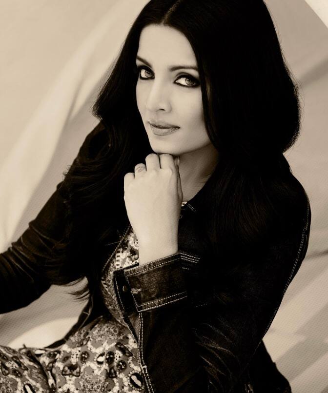 सेलिना जेटली- इस लिस्ट में पहला नाम सेलिना जेटली का आता है. सेलिना जेटली ने कई बड़ी फिल्मों में अपनी दिलकश अदाओं से लोगों को दीवाना बनाया. लेकिन वे ज्यादा दिनों तक इंडस्ट्री में टिक नहीं पाईं.