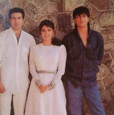 फिल्म डर में बतौर लीड एक्टर सनी देओल और एक्ट्रेस जूही चावला नजर आए थे और विलेन शाहरुख खान थे. शाहरुख ने फिल्म में साइको आशिक का दमदार रोल निभाया जिसे आज भी लोग याद करते हैं. आमतौर पर विलेन पर हमेशा हीरो भारी पड़ता है लेकिन विलेन बनकर भी शाहरुख लोगों के दिलों में जगह बना गए.