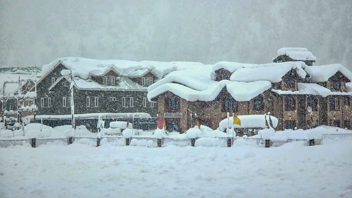 Fresh Snowfall in Kashmir: जम्मू कश्मीर में एक बार फिर से मौसम का मिजाज बदल गया है. सोमवार (19 फरवरी) को कई पहाड़ी इलाकों में बर्फबारी हुई. वहीं मैदानी इलाकों में बारिश देखने को मिली.