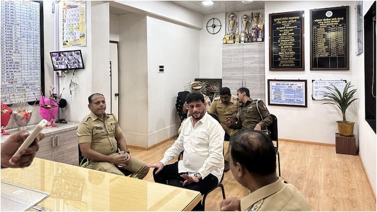 AIMIM leader waris pathan detained by mumbai police while heading towards nayanagar Mumbai: पुलिस हिरासत में लिए गए AIMIM के पूर्व विधायक वारिस पठान, जानें क्या है वजह?