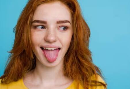 ਜੀਭ ਸਿਰਫ਼ ਖਾਣੇ ਦਾ ਸੁਆਦ ਨਹੀਂ ਸਗੋਂ ਸਿਹਤ ਦੇ ਕਈ ਰਾਜ ਵੀ ਖੋਲ੍ਹਦੀ ਹੈ। ਖੋਜ ਦੇ ਅਨੁਸਾਰ ਇਹੀ ਕਾਰਨ ਹੈ ਕਿ ਜਦੋਂ ਤੁਸੀਂ ਬਿਮਾਰ ਹੋ ਜਾਂਦੇ ਹੋ, ਤਾਂ ਸਭ ਤੋਂ ਪਹਿਲਾਂ ਡਾਕਟਰ ਤੁਹਾਡੀ ਜੀਭ ਚੈੱਕ ਕਰਦਾ ਹੈ,ਕਿਉਂਕਿ ਜੀਭ ਤੁਹਾਡੀ ਸਿਹਤ ਬਾਰੇ ਬਹੁਤ ਕੁਝ ਦੱਸ ਦਿੰਦੀ ਹੈ। ਜੀਭ ਸਾਡੇ ਸਰੀਰ ਦਾ ਬਹੁਤ ਮਹੱਤਵਪੂਰਨ ਅੰਗ ਹੈ। ਜੀਭ ਵਿੱਚ ਹੀ ਉਹ ਸੂਝ ਹੁੰਦੀ ਹੈ ਜਿਸ ਰਾਹੀਂ ਤੁਸੀਂ ਭੋਜਨ ਦਾ ਸੁਆਦ ਲੈ ਸਕਦੇ ਹੋ। ਸਾਡੀ ਜੀਭ ਦਾ ਰੰਗ ਵੀ ਸਾਡੀ ਸਿਹਤ ਨੂੰ ਦਰਸਾਉਂਦਾ ਹੈ।