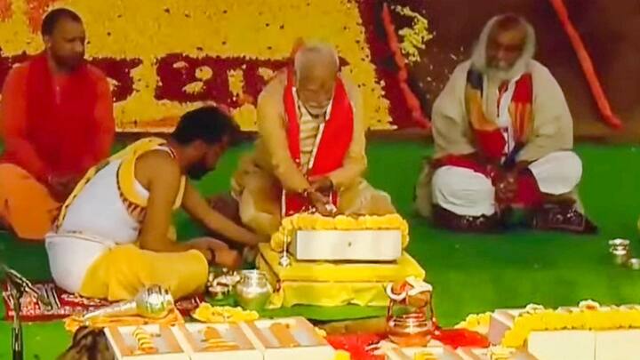 यूपी के संभल में पीएम नरेंद्र मोदी ने मंदिर के एक मॉडल का भी अनावरण किया. इस दौरान उनके साथ उत्तर प्रदेश के मुख्यमंत्री योगी आदित्यनाथ और कल्कि धाम पीठाधीश्वर आचार्य प्रमोद कृष्णम भी उपस्थित रहे.