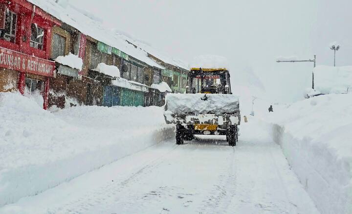 वहीं, गुलमर्ग में तापमान शून्य से 2.9 डिग्री सेल्सियस नीचे दर्ज किया गया. मौसम विभाग ने बुधवार दोपहर तक पूरे जम्मू-कश्मीर में  बारिश की चेतावनी भी दी है.