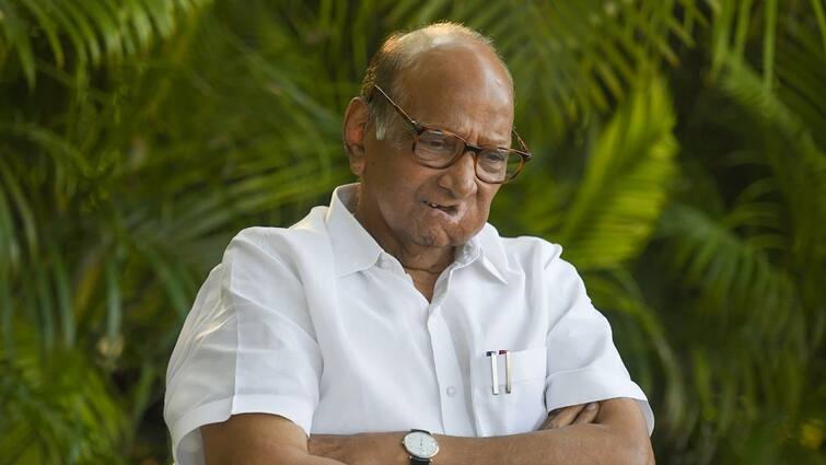 Sharad Pawar News Shinde Fadnavis government itself avoided inviting Sharad Pawar politics from the royal etiquette department Baramati namo raojgar melava Sharad Pawar : शरद पवार यांना निमंत्रण देणं सरकारनेच टाळलं? निमंत्रण पत्रिकेत पवाराचं नाव वगळलं