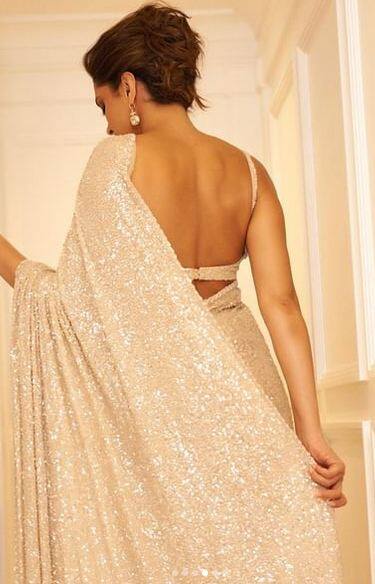 ਦੀਪਿਕਾ ਪਾਦੂਕੋਣ ਨੇ ਆਪਣੀ ਲੁੱਕ ਨੂੰ ਘੱਟ ਤੋ ਘੱਟ ਐਕਸੈਸਰੀਜ਼ ਸਿਰਫ ਈਅਰਰਿੰਗਸ ਅਤੇ ਹੀਲਜ਼ ਨਾਲ ਐਕਸੈਸਰਾਈਜ਼ ਕੀਤਾ।