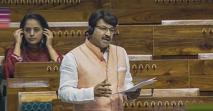 राहुल गांधी की यात्रा को लेकर मनोज तिवारी ने कहा कि कल हमको यूपी के कैराना के एक नेता मिले थे. उन्होंने कहा कि क्या आप जानते हैं कि कैराना में जब राहुल गांधी आते हैं, तब भी वहीं लोग होते हैं और प्रियंका गांधी आए तब भी वही लोग रहते हैं.