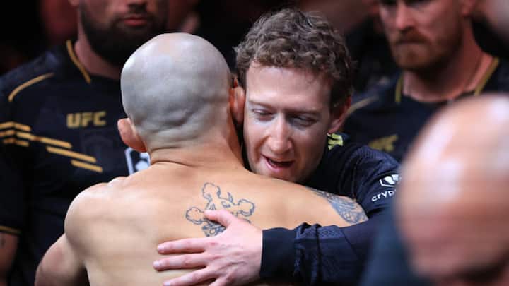 Mark Zuckerberg hugs Alexander Volkanovski of Australia moments before his fight with Ilia Topuria for the featherweight title. (Image Source: Getty)