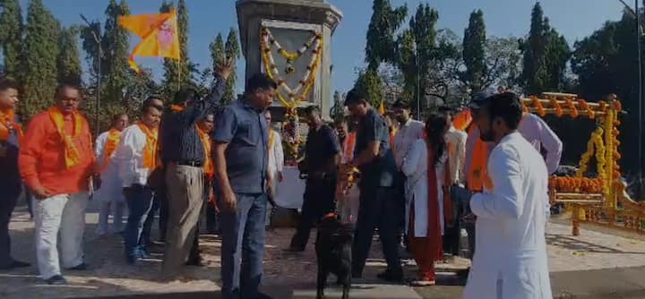 पुणे शहराच्या मध्यभागी अनेक ठिकाणी शोभायात्रेचं आयोजन केलं जातं. (Photo Credit : ABP MAJHA)