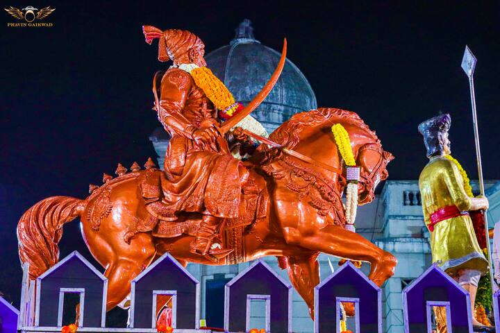 या भव्य पाळणा सोहळ्यासाठी महिलावर्ग नऊवारी साडी आणि पारंपारिक वेशभूषा करून शिवाजी चौकात मोठ्या प्रमाणात जमल्या होत्या.  (फोटो सौजन्य : प्रवीण गायकवाड)