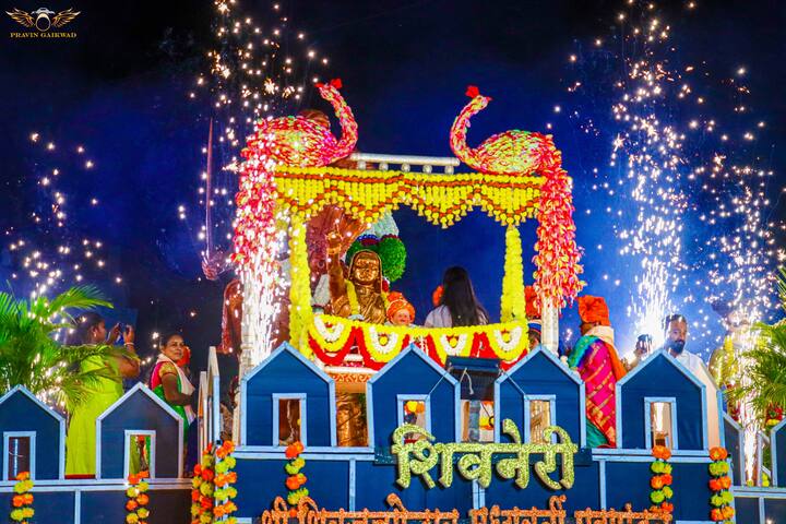 शिवव्याख्याते दीपकराव करपे यांचे राजमाता जिजाऊ मासाहेब, वीरांगणा आणि लोकशाही मधील रणरागिनी, न उमजलेले छत्रपती शिवराय या विषयावरती रात्री दहा ते अकरा या वेळेमध्ये छत्रपती शिवाजी महाराज चौकात व्याख्यानाचे आयोजन करण्यात आले होते. (फोटो सौजन्य : प्रवीण गायकवाड)