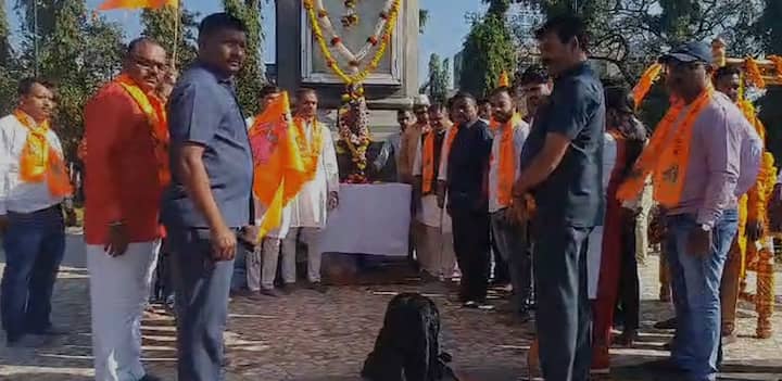 ध्रुवा श्वान छत्रपती शिवरायांसमोर नतमस्तक... (Photo Credit : ABP MAJHA)