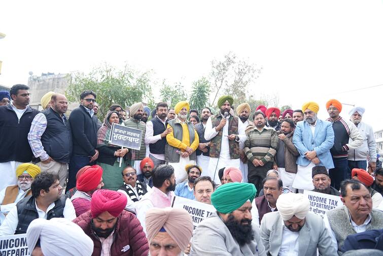 Demonstration by Punjab Congress outside Income Tax Office in Mohali Punjab Congress: ਮੋਹਾਲੀ ਇਨਕਮ ਟੈਕਸ ਦਫਤਰ ਦੇ ਬਾਹਰ ਪੰਜਾਬ ਕਾਂਗਰਸ ਵੱਲੋਂ ਪ੍ਰਦਰਸ਼ਨ, ਬੈਂਕ ਖਾਤੇ ਫ੍ਰੀਜ਼ ਕਰਨ ਨੂੰ ਲੈ ਕੇ ਧਰਨਾ