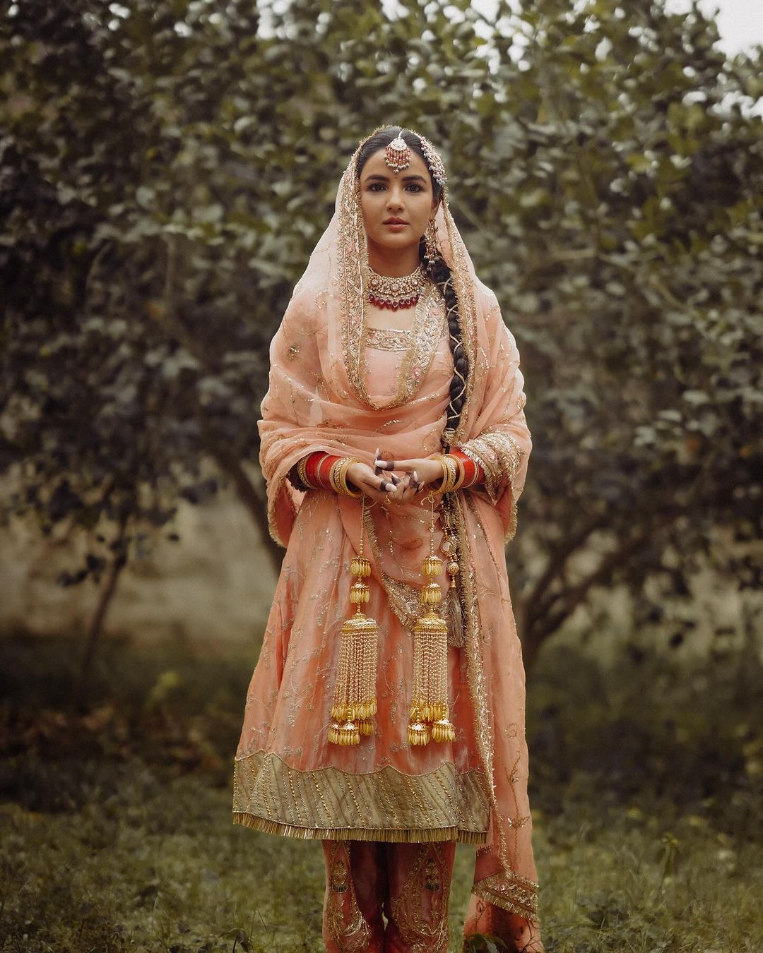 This Punjabi Bride Floored Us With Her Mehendi Outfit & Bridal Lehenga With  A Stunning Indian Veil - Witty Vows