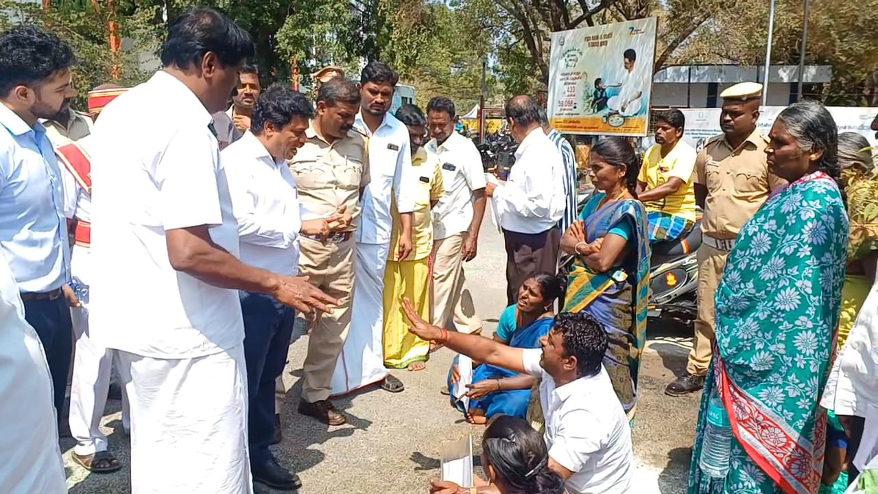 டாஸ்மாக் கடையை வேறு இடத்திற்கு மாற்றக்கோரி  தீக்குளிக்க முயன்ற ஊராட்சி மன்ற தலைவர் - தருமபுரியில் பரபரப்பு